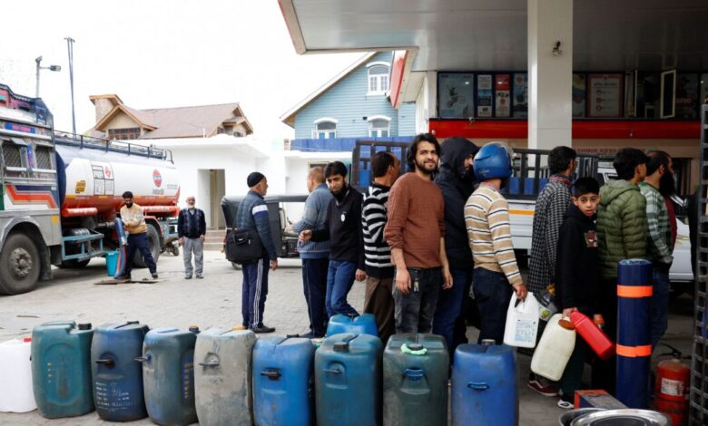 Χάος-στην-Ινδία-υπό-τον-φόβο-έλλειψης-καυσίμων:-Ουρές-χωρίς-τέλος,-σπρωξίματα-και-ξύλο-σε-βενζινάδικα
