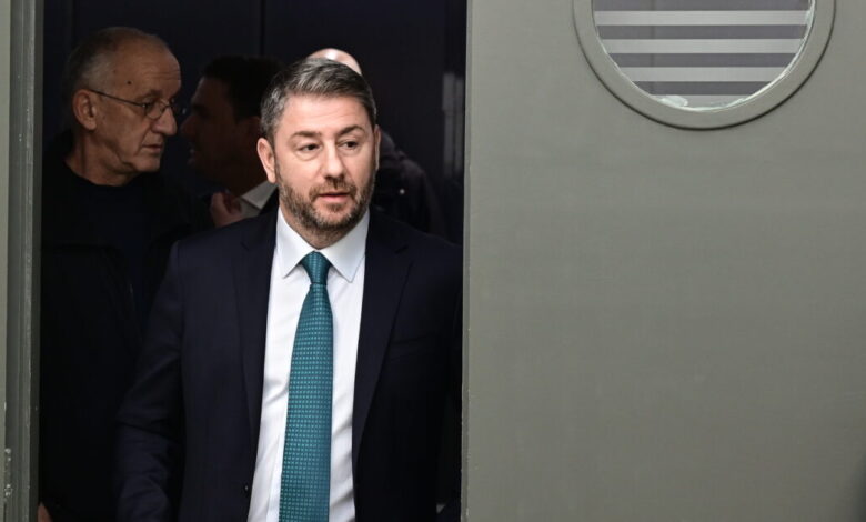 Ανακωχή-στο-ΠΑΣΟΚ-ελέω-συνεδρίου:-Το-μανιφέστο-Ανδρουλάκη,-η-παρέμβαση-Δούκα-και-οι-ομιλίες-των-κορυφαίων