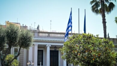 «Μετρημένα-βήματα»-στο-Μαξίμου-για-την-αντιμετώπιση-της-ακρίβειας:-Η-νέος-κατώτατος-μισθός-και-οι-φωνές-για-πρόωρες-εκλογές