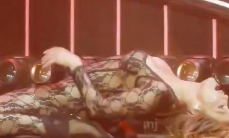 Τζένιφερ-Λόπεζ:-Με-ολόσωμο-δαντελένιο-κορμάκι-απάντησε-στους-επικριτές-της-στο-«γιατί-φοράει-συνέχεια-τέτοια»-και-αποθεώθηκε