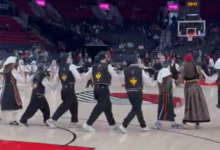 Παραδοσιακοί-χοροί-στο-ημίχρονο-του-αγώνα-Μπλέιζερς-–-Μπακς-στο-nba-με-τραγούδι-της-Αναστασίας-στα-ηχεία