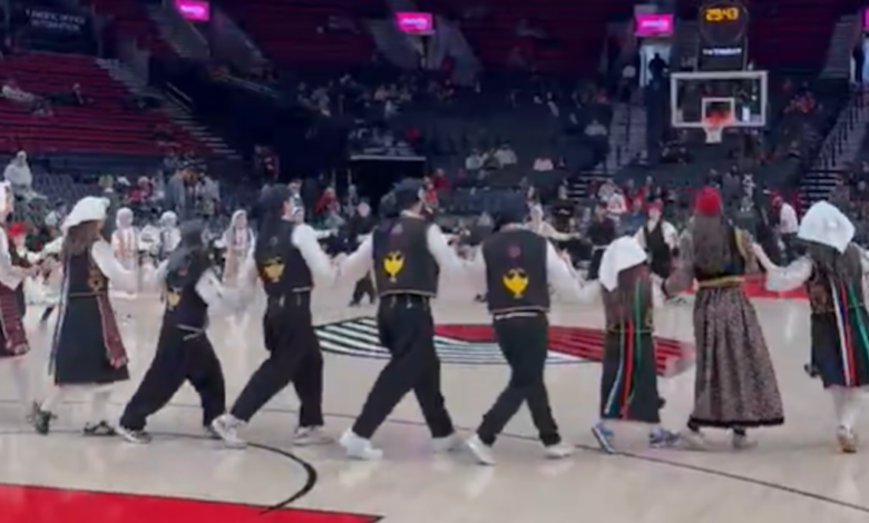 Παραδοσιακοί-χοροί-στο-ημίχρονο-του-αγώνα-Μπλέιζερς-–-Μπακς-στο-nba-με-τραγούδι-της-Αναστασίας-στα-ηχεία