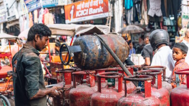 Η-Ινδία-αγόρασε-προμήθειες-πετρελαίου-και-υγραερίου-μαγειρέματος,-λέει-η-κυβέρνηση-για-να-καθησυχάσει-τις-φήμες-για-ελλείψεις