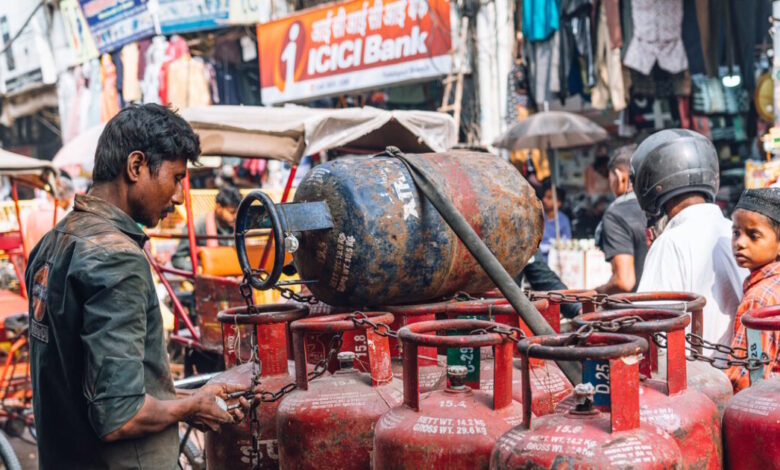 Η-Ινδία-αγόρασε-προμήθειες-πετρελαίου-και-υγραερίου-μαγειρέματος,-λέει-η-κυβέρνηση-για-να-καθησυχάσει-τις-φήμες-για-ελλείψεις