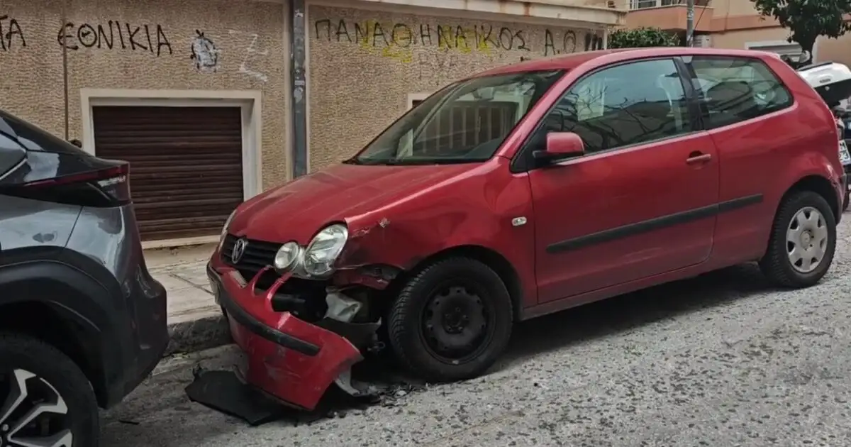 Παγκράτι:-Μεθυσμένη-οδηγός-χωρίς-δίπλωμα-χτύπησε-3-αυτοκίνητα-και-μοτοσικλέτα-–-Ζημιές-και-σε-είσοδο-πολυκατοικίας