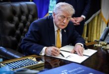 Την-υπογραφή-του-στο-δολάριο-θα-προσθέσει-ο-Τραμπ