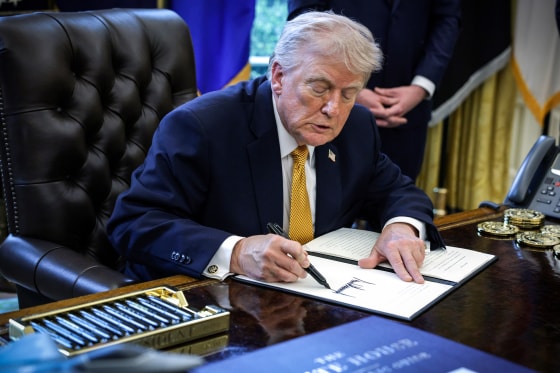 Την-υπογραφή-του-στο-δολάριο-θα-προσθέσει-ο-Τραμπ