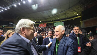 Συνέδριο-ΠΑΣΟΚ:-Ο-Φαραντούρης,-η-χειραψία-Παπανδρέου-–-Βενιζέλου,-η-παρέμβαση-Σκανδαλίδη-με-Γκάντι-και-η-«πόρτα»-στον-Σαουλίδη