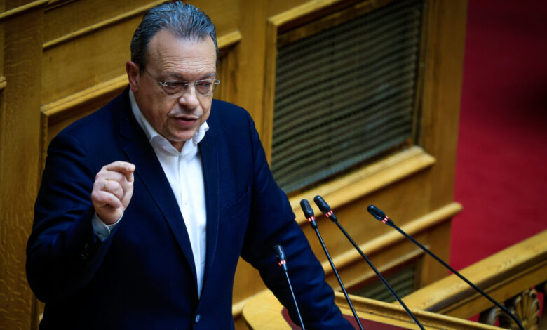 Σωκράτης-Φάμελλος:-Η-κυβέρνηση-αυτή,-από-όπου-κι-αν-την-πιάσεις,-λερώνεσαι