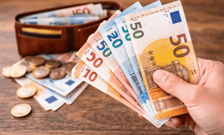 Κατώτατος-μισθός-920e:-Πόσα-χρήματα-θα-δείτε-στην-τσέπη