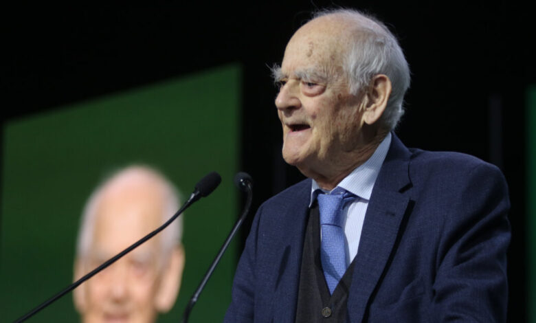 Συνέδριο-ΠΑΣΟΚ:-Το-συγκινητικό-«αντίο»-του-Απόστολου-Κακλαμάνη-–-«Τόπο-στα-νιάτα»