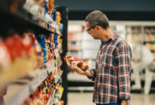 Ακρίβεια:-Στο-«κόκκινο»-οι-τιμές-στα-τρόφιμα-αυξάνουν-τον-λογαριασμό-ενόψει-Πάσχα-–-Οι-τιμές-πριν-και-μετά-την-έναρξη-του-πολέμου