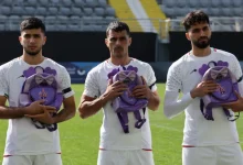 Οι-ποδοσφαιριστές-της-εθνικής-Ιράν-αποτίουν-φόρο-τιμής-στα-θύματα-της-επίθεσης-στο-σχολείο-της-Μινάμπ