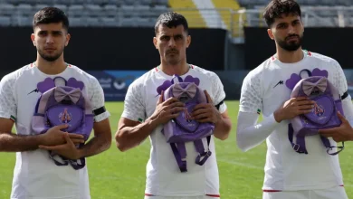 Οι-ποδοσφαιριστές-της-εθνικής-Ιράν-αποτίουν-φόρο-τιμής-στα-θύματα-της-επίθεσης-στο-σχολείο-της-Μινάμπ