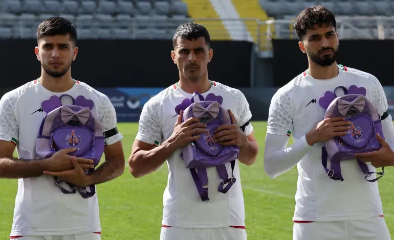 Οι-ποδοσφαιριστές-της-εθνικής-Ιράν-αποτίουν-φόρο-τιμής-στα-θύματα-της-επίθεσης-στο-σχολείο-της-Μινάμπ