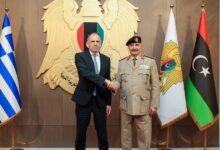 Συνάντηση-Γεραπετρίτη-με-Χαφτάρ-στη-Λιβύη:-Στο-επίκεντρο-θαλάσσιες-ζώνες,-μεταναστευτικό-και-εμπόριο