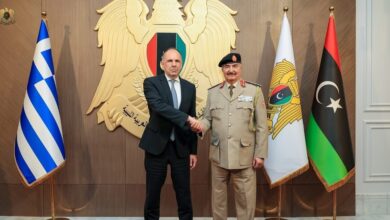 Συνάντηση-Γεραπετρίτη-με-Χαφτάρ-στη-Λιβύη:-Στο-επίκεντρο-θαλάσσιες-ζώνες,-μεταναστευτικό-και-εμπόριο