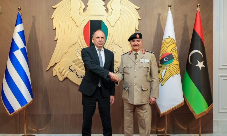 Συνάντηση-Γεραπετρίτη-με-Χαφτάρ-στη-Λιβύη:-Στο-επίκεντρο-θαλάσσιες-ζώνες,-μεταναστευτικό-και-εμπόριο