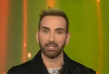 Νίκος-Κοκλώνης-για-Μαρινέλλα:-«Δεν-σε-αποχαιρετάμε,-αφήνουμε-απλώς-να-γίνει-η-φωνή-σου-ουρανός»,-είπε-στην-έναρξη-του-j2us