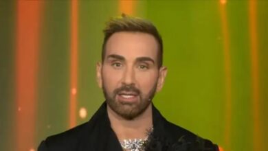 Νίκος-Κοκλώνης-για-Μαρινέλλα:-«Δεν-σε-αποχαιρετάμε,-αφήνουμε-απλώς-να-γίνει-η-φωνή-σου-ουρανός»,-είπε-στην-έναρξη-του-j2us