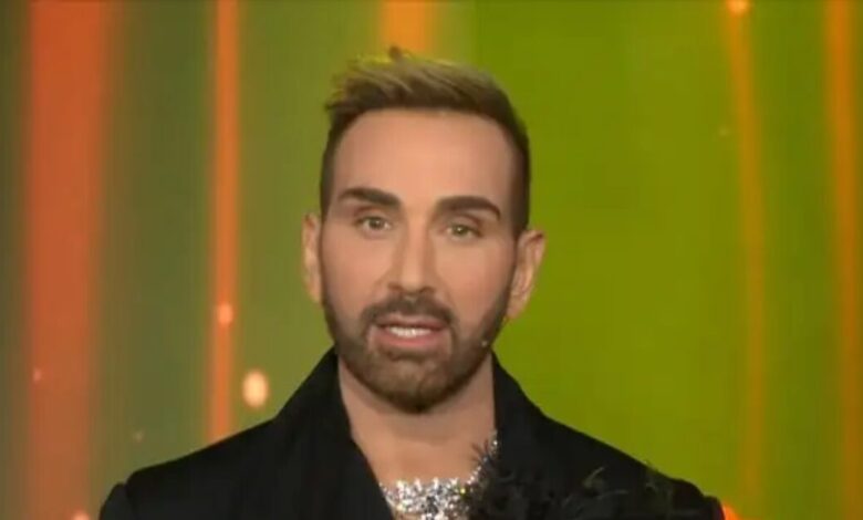 Νίκος-Κοκλώνης-για-Μαρινέλλα:-«Δεν-σε-αποχαιρετάμε,-αφήνουμε-απλώς-να-γίνει-η-φωνή-σου-ουρανός»,-είπε-στην-έναρξη-του-j2us