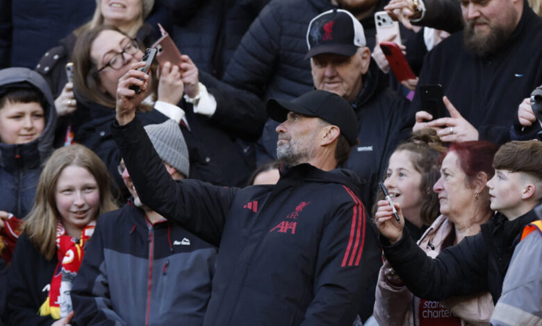 «Επικός»-Γιούργκεν-Κλοπ-ζήτησε-selfie-με-πλακάτ-από-τον-Τιάγκο