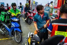 Μετά-την-Ινδία,-πανικός-για-τα-καύσιμα-και-στην-Ταϊλάνδη:-Βίντεο-με-πολίτες-με-τα-μπιτόνια-στο-χέρι-για-λίγη-βενζίνη