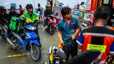 Μετά-την-Ινδία,-πανικός-για-τα-καύσιμα-και-στην-Ταϊλάνδη:-Βίντεο-με-πολίτες-με-τα-μπιτόνια-στο-χέρι-για-λίγη-βενζίνη