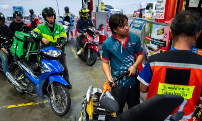 Μετά-την-Ινδία,-πανικός-για-τα-καύσιμα-και-στην-Ταϊλάνδη:-Βίντεο-με-πολίτες-με-τα-μπιτόνια-στο-χέρι-για-λίγη-βενζίνη