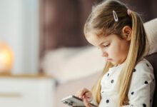 Βρετανία:-Όχι-οθόνες-πριν-τα-2-έτη-–-Συστάσεις-από-την-κυβέρνηση-για-τον-χρόνο-που-περνάνε-μικρά-παιδιά-μπροστά-τους