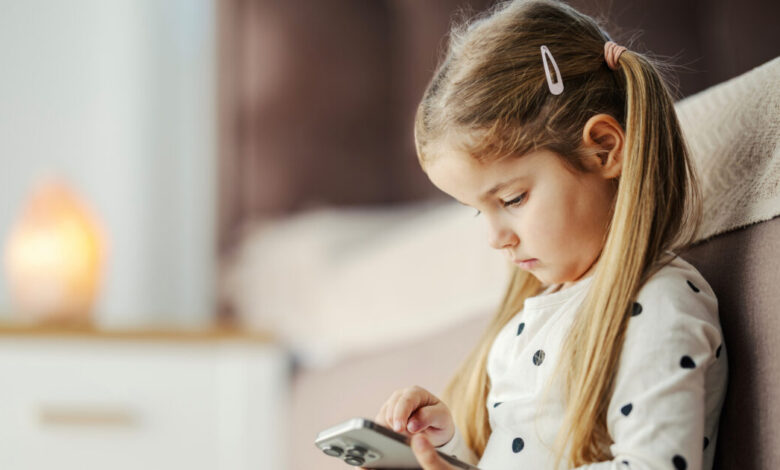 Βρετανία:-Όχι-οθόνες-πριν-τα-2-έτη-–-Συστάσεις-από-την-κυβέρνηση-για-τον-χρόνο-που-περνάνε-μικρά-παιδιά-μπροστά-τους