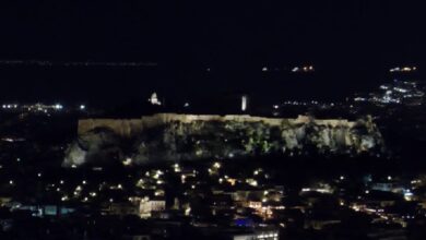 Η-Ακρόπολη-στο-σκοτάδι:-Η-στιγμή-που-σβήνουν-τα-φώτα-για-την-«Ώρα-της-Γης»