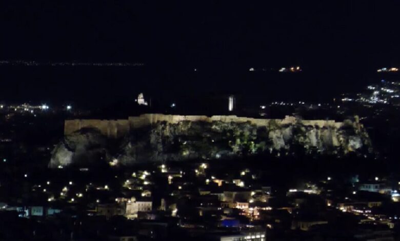 Η-Ακρόπολη-στο-σκοτάδι:-Η-στιγμή-που-σβήνουν-τα-φώτα-για-την-«Ώρα-της-Γης»