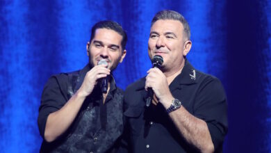 Αντώνης-Ρέμος-και-Χρήστος-Μάστορας-αποχαιρέτησαν-την-Μαρινέλλα-επί-σκηνής-–-«Έχουμε-ένα-βάρος-στην-ψυχή»