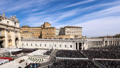 Ξεκινά-το-Πάσχα-των-Καθολικών-–-Εντυπωσιακές-τελετές-για-την-Κυριακή-των-Βαΐων-από-Βατικανό,-Ισπανία-και-Παρίσι