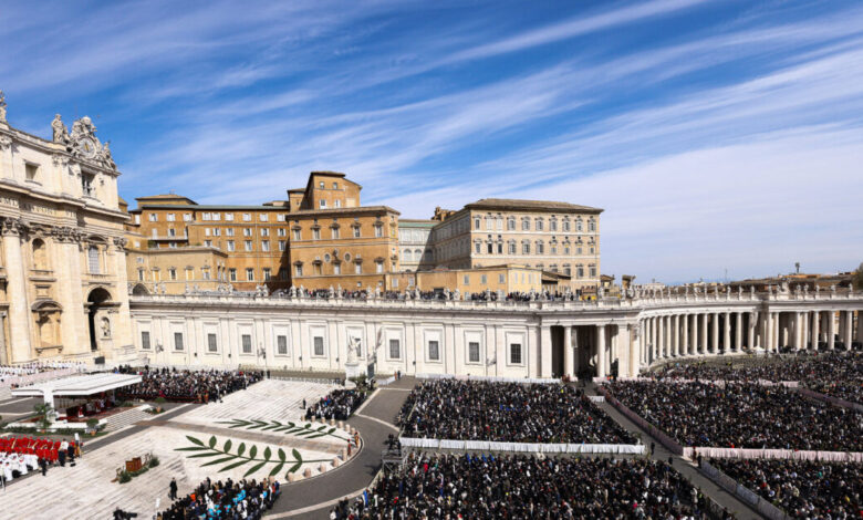 Ξεκινά-το-Πάσχα-των-Καθολικών-–-Εντυπωσιακές-τελετές-για-την-Κυριακή-των-Βαΐων-από-Βατικανό,-Ισπανία-και-Παρίσι