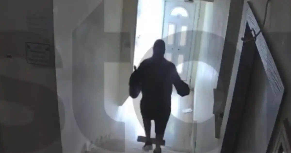 Πέραμα:-Η-στιγμή-που-ηλικιωμένη-πέφτει-θύμα-ληστείας-και-αρχίζει-να-φωνάζει