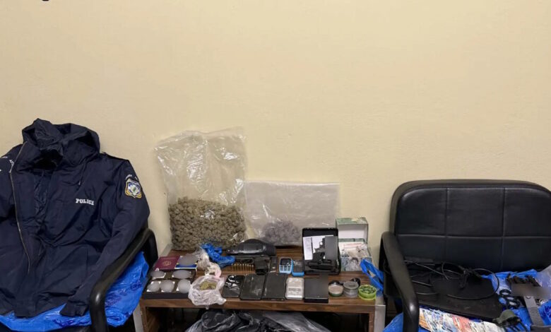 Ίλιον:-Σπίτι-«κρυψώνα»-ναρκωτικών-και-όπλων-ανακαλύφθηκε-από-την-αστυνομία-–-Κατασχέσεις-και-συλλήψεις
