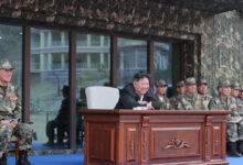 Ο-Κιμ-Γιονγκ-Ουν-παρακολούθησε-στρατιώτες-να-σπάνε-πλάκες-τσιμέντου-με-τα-κεφάλια-τους-–-Δείτε-βίντεο