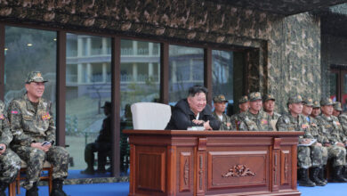 Ο-Κιμ-Γιονγκ-Ουν-παρακολούθησε-στρατιώτες-να-σπάνε-πλάκες-τσιμέντου-με-τα-κεφάλια-τους-–-Δείτε-βίντεο