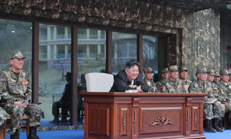 Ο-Κιμ-Γιονγκ-Ουν-παρακολούθησε-στρατιώτες-να-σπάνε-πλάκες-τσιμέντου-με-τα-κεφάλια-τους-–-Δείτε-βίντεο