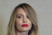 Η-Αντζελίνα-Τζολί-με-λευκή-μεταξωτή-ρόμπα-και-κατακόκκινο-κραγιόν-σε-εκδήλωση-του-tom-ford-στη-Σανγκάη