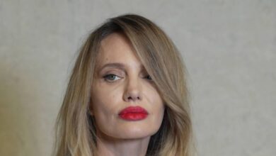 Η-Αντζελίνα-Τζολί-με-λευκή-μεταξωτή-ρόμπα-και-κατακόκκινο-κραγιόν-σε-εκδήλωση-του-tom-ford-στη-Σανγκάη