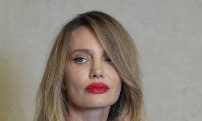 Η-Αντζελίνα-Τζολί-με-λευκή-μεταξωτή-ρόμπα-και-κατακόκκινο-κραγιόν-σε-εκδήλωση-του-tom-ford-στη-Σανγκάη