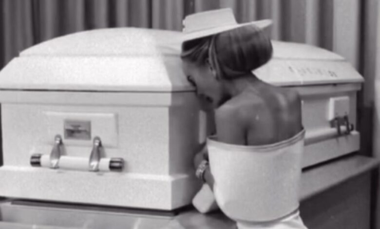 influencer-ανήρτησε-εικόνες-από-την-κηδεία-της-κόρης-της-που-αυτοκτόνησε-στα-social-media-–-Πόζαρε-σαν-μοντέλο