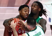 Ολυμπιακός:-Αγωνία-για-Ταϊρίκ-Τζόουνς,-αποχώρησε-τραυματίας-από-το-ντέρμπι-με-τον-Παναθηναϊκό