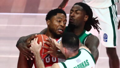 Ολυμπιακός:-Αγωνία-για-Ταϊρίκ-Τζόουνς,-αποχώρησε-τραυματίας-από-το-ντέρμπι-με-τον-Παναθηναϊκό