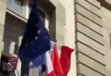 Γαλλία:-Ακροδεξιοί-δήμαρχοι-κατέβασαν-τις-σημαίες-της-ΕΕ-από-τα-δημαρχεία-τους