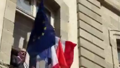 Γαλλία:-Ακροδεξιοί-δήμαρχοι-κατέβασαν-τις-σημαίες-της-ΕΕ-από-τα-δημαρχεία-τους