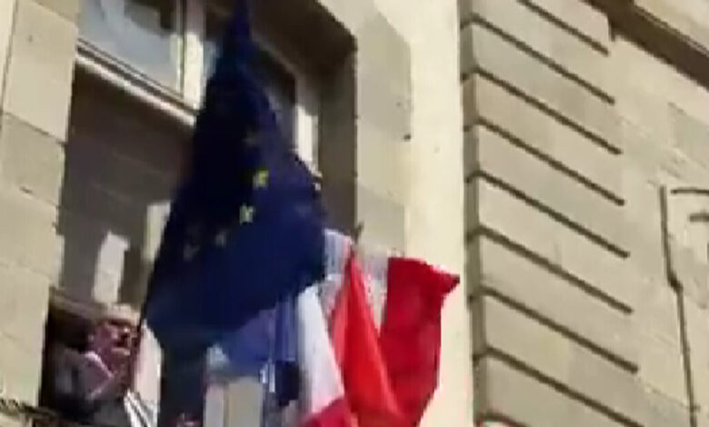 Γαλλία:-Ακροδεξιοί-δήμαρχοι-κατέβασαν-τις-σημαίες-της-ΕΕ-από-τα-δημαρχεία-τους